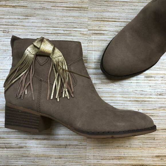 N-133 Dolce Vita Jada Fringe microsuede  bootie ALMOND size 4 - Picture 1 of 3